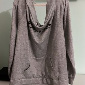 Bebe shirt with pockets that hangs off of shoulders size small